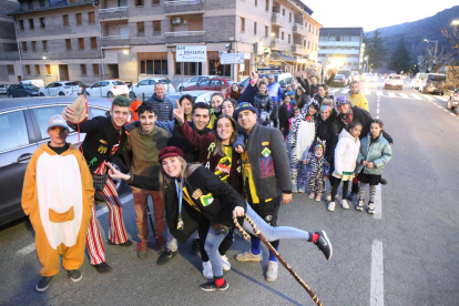 Balaguer. Josep Vallverdú no quiso perderse la celebración del Carnaval y posó con el rey y la reina de la fiesta de la capital de la Noguera, así como con la carroza dedicada a su centenario. 