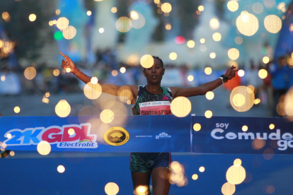 La etíope Hiwot Gebrekidan Gebremaryan llega a la meta en un Medio Maratón en una foto de archivo.