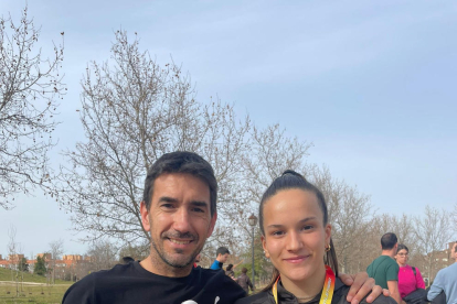 Berta Segura, amb el seu entrenador, Iván Espílez.