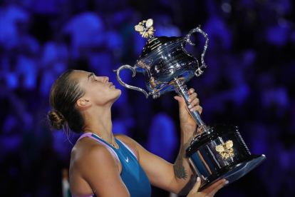 La bielorussa Aryna Sabalenka besa el trofeu.