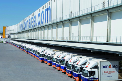 Imatge de la flota de camions amb què compta bonÀrea Corporació.