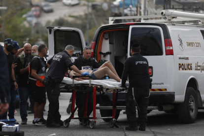 Trasladan a un hombre herido en el tiroteo de ayer en Jerusalén.