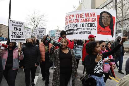 Protesta por las calles de Atlanta para condenar la brutalidad policial.