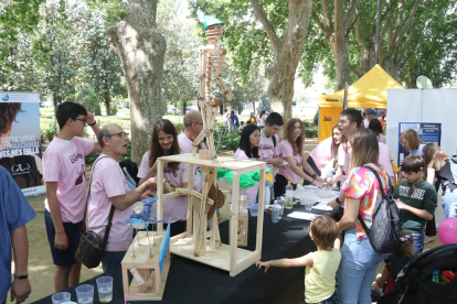Centenars de joves es converteixen en Joan Oró per un dia amb la 16a edició de 'Ciència al carrer' de Lleida