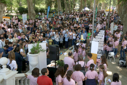 Centenars de joves es converteixen en Joan Oró per un dia amb la 16a edició de 'Ciència al carrer' de Lleida