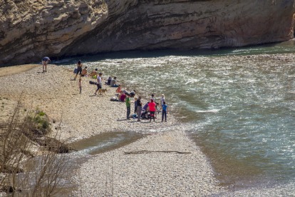 A prop de l’aigua en plena sequera - El pantà de Canelles, a la Noguera Ribagorçana, està a menys del 20% de la capacitat i el congost de Mont-rebei mostra les velles marques de l’aigua, de quan el nivell era més alt, als nombrosos turistes ...