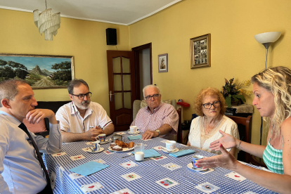 Mínguez, Oña y Crespín, con un matrimonio de pensionistas, ayer. 