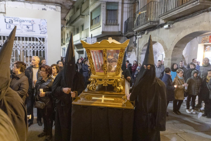 La processó del silenci de Guissona va reunir desenes de persones al seu recorregut de dos quilòmetres.