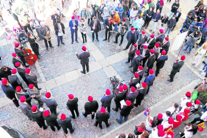 Cantaires i músics de la Germandat de Sant Sebastià van recórrer ahir els carrers de la Seu.