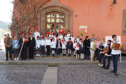 Cantada de caramelles per part de desenes d'alumnes de la capital de l'Alt Urgell.