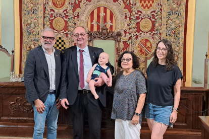 Los ediles y trabajadores de la Paeria homenajearon ayer a Manuel Brualla, del área de Mayordomía del consistorio, por su jubilación después de to