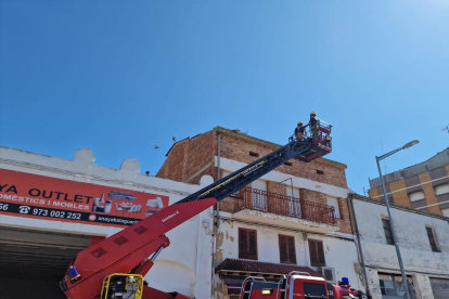 Los Bomberos evaluaban ayer los daños del temporal en tejados y fachadas de varias localidades leridanas.