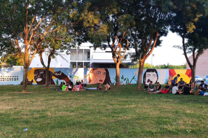 Els adolescents van tardar tot just tres dies a pintar el mural. A la imatge, el resultat d'ahir.