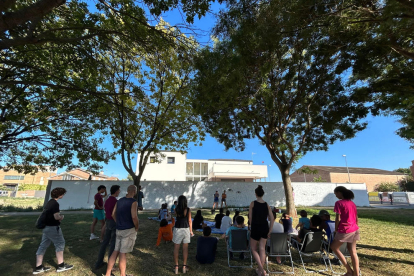 Los adolescentes tardaron solo tres días para pintar el mural. Aquí se les puede ver antes de ponerse manos en la obra.