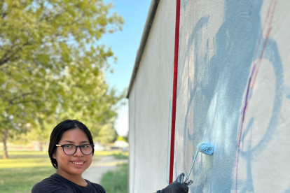 Los jóvenes pintaron la pared de forma colectiva.