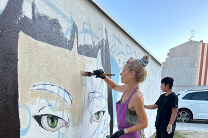 Los jóvenes pintaron la pared de forma colectiva.