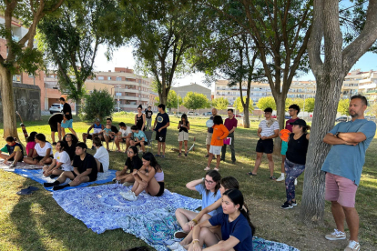 Participantes en una charla sobre los valores de la humanidad.