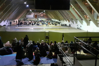 El Palau de Vidre ahir durant la pregària nocturna del ramadà, amb les dones allunyades dels homes