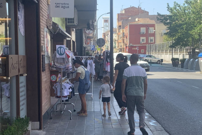 Algunas paradas del Mercat de les Rebaixes, ayer en la calle Magí Morera.