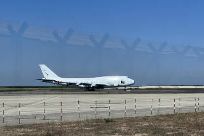 El jumbo que s’està desmantellant a l’aeroport d’Alguaire.