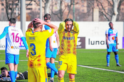 Els jugadors del Lleida Nani i Chuli es lamenten ostensiblement després de fallar una clara ocasió de gol a la segona meitat del partit.