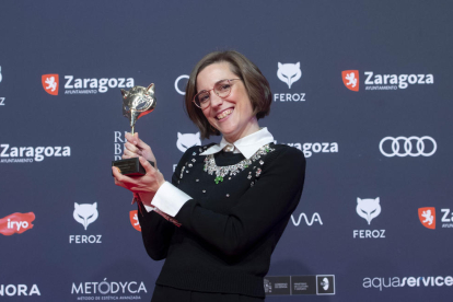 Carla Simón, con el premio Feroz de mejor directora por ‘Alcarràs’.