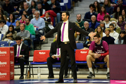 Gerard Encuentra, donant instruccions durant el partit d’ahir.