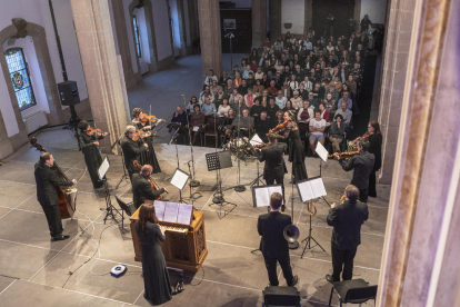 Un moment del concert d’ahir de l’Orquestra Barroca Catalana al Paranimf de la Universitat de Cervera.