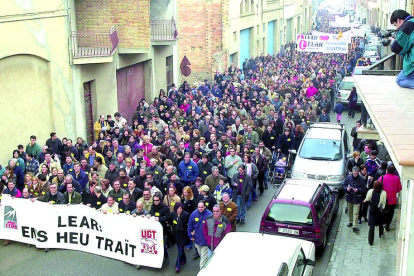 Manifestación en Cervera en el 2002 contra la multinacional Lear.