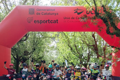 Imatge de la sortida de La Tampanada Kids, que s’estrenava en aquesta edició amb 30 ciclistes.