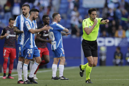 L’àrbitre anul·la el gol de Braithwaite a instàncies del VAR.