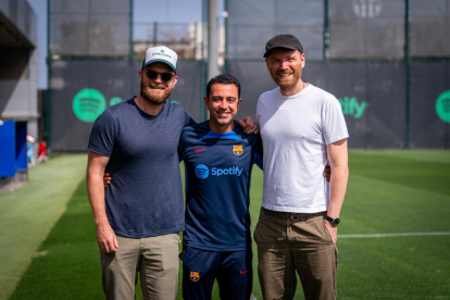 Xavi, ayer con dos de los componentes del grupo Coldplay.