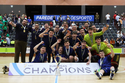 Marimon i Codony, a la derecha, poniendo con el resto de la selección después de recibir la copa de campeón.