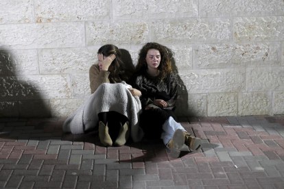 Familiars de les víctimes, després de l’atac a Jerusalem.