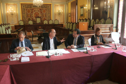 L'alcalde de Lleida Miquel Pueyo conversa amb el conseller d'Interior Joan Ignasi Elena a la Junta Local de Seguretat de Lleida