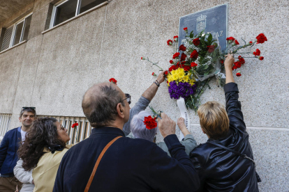 Ofrenda floral en el homenaje al cámara de Telecinco José Couso en El Ferrol.