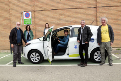 Representantes del Palau d'Anglesola, la asociación Leader Ponent i Som Mobilitat en la presentación del nuevo vehículo eléctrico compartido del Palau d'Anglesola.