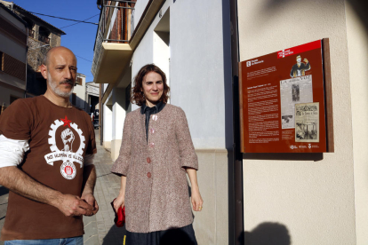La consellera de Justicia, Gemma Ubasart, y el alcalde de Tornabous, David Vilaró, al lado de la placa del Memorial Democràtic en la casa de Salvador Seguí