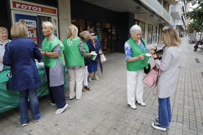 Más de 400 voluntarios se movilizaron el 1 de junio en la jornada de cuestación de la AECC en Lleida.