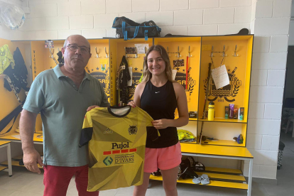 Ramon Porta, presidente del club, con la nueva jugadora del Vila-sana, Sara Planella.