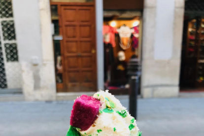 A moltes ciutats a l'estiu es fan cues per comprar un bon gelat artesà.
