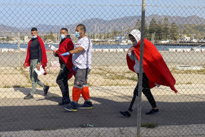 Traslladen a Motril a 93 migrants rescatats a prop de la costa granadina