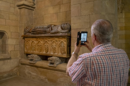 La réplica del sepulcro del vizconde Àlvar de Àger en su emplazamiento original en Bellpuig de les Avellanes ya es un reclamo turístico.