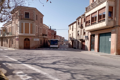 Un autobús passant per la C-233 al centre de Castelldans.