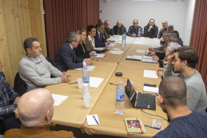 Alcaldes y representantes de Repoblament Rural, reunidos el pasado enero con miembros del Gobierno.