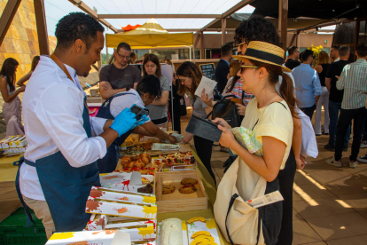 Una de les parades del mercat amb productes gastronòmics de proximitat.