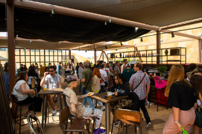 Una de les parades del mercat amb productes gastronòmics de proximitat.