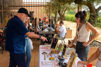 Una de les parades del mercat amb productes gastronòmics de proximitat.