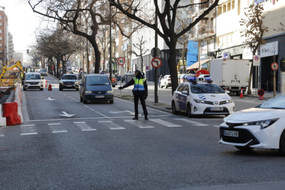 Un urbà regulant el trànsit ahir a Prat de la Riba.