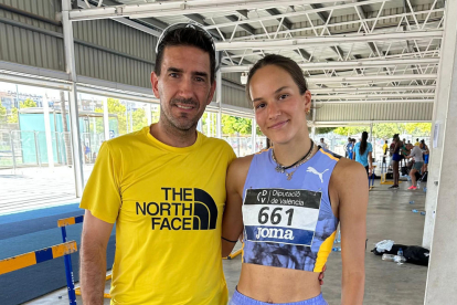 Berta Segura, con su entrenador, Iván Espilez.